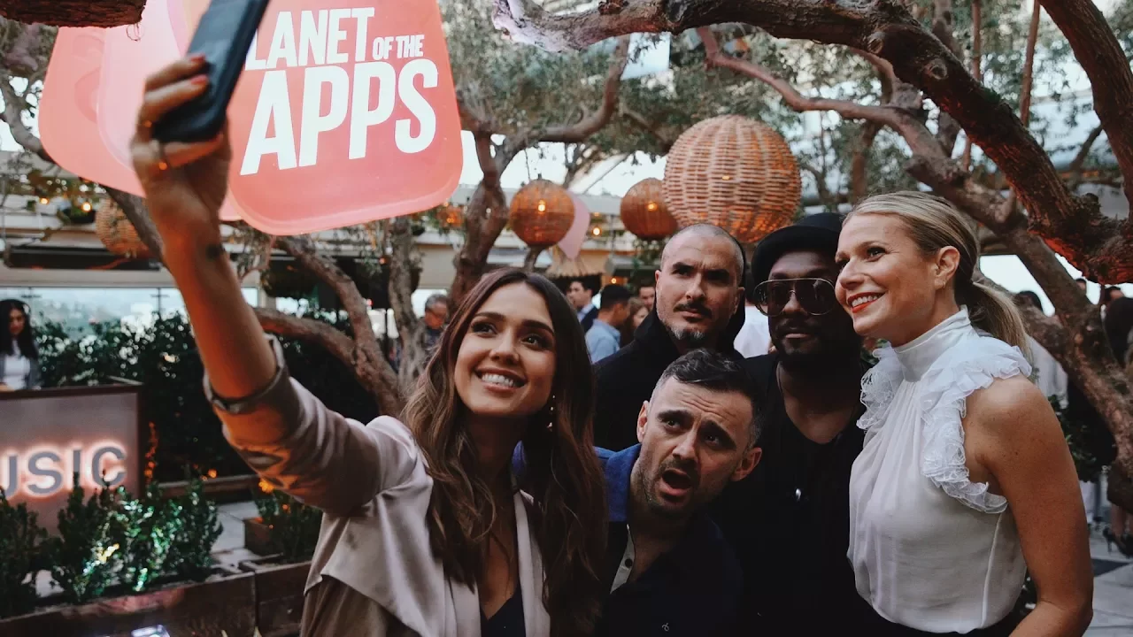 EVERYBODY'S DRINKING A VODKA MARTINI WHILE I'M TALKING WITH MY FANS | DAILYVEE 247