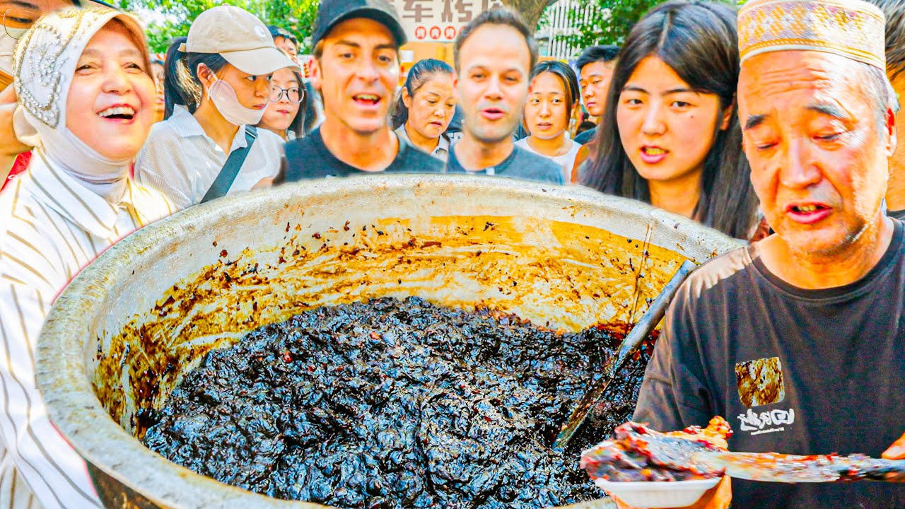I ate Muslim Chinese Street Food in Xi'an, China!