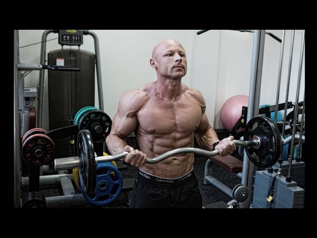 Подъём штанги на бицепс: правильная техника без читинга