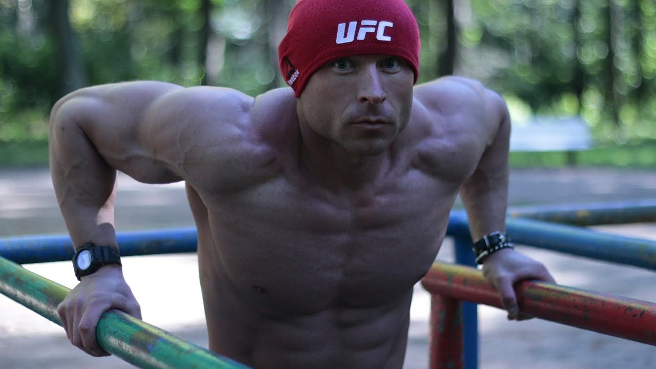 Уличная тренировка для максимального жиросжигания: турник, брусья, кувалда