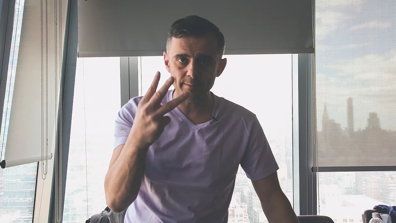 SEATING ARRANGEMENTS AND STANDING DESKS IN THE OFFICE | DailyVee 221