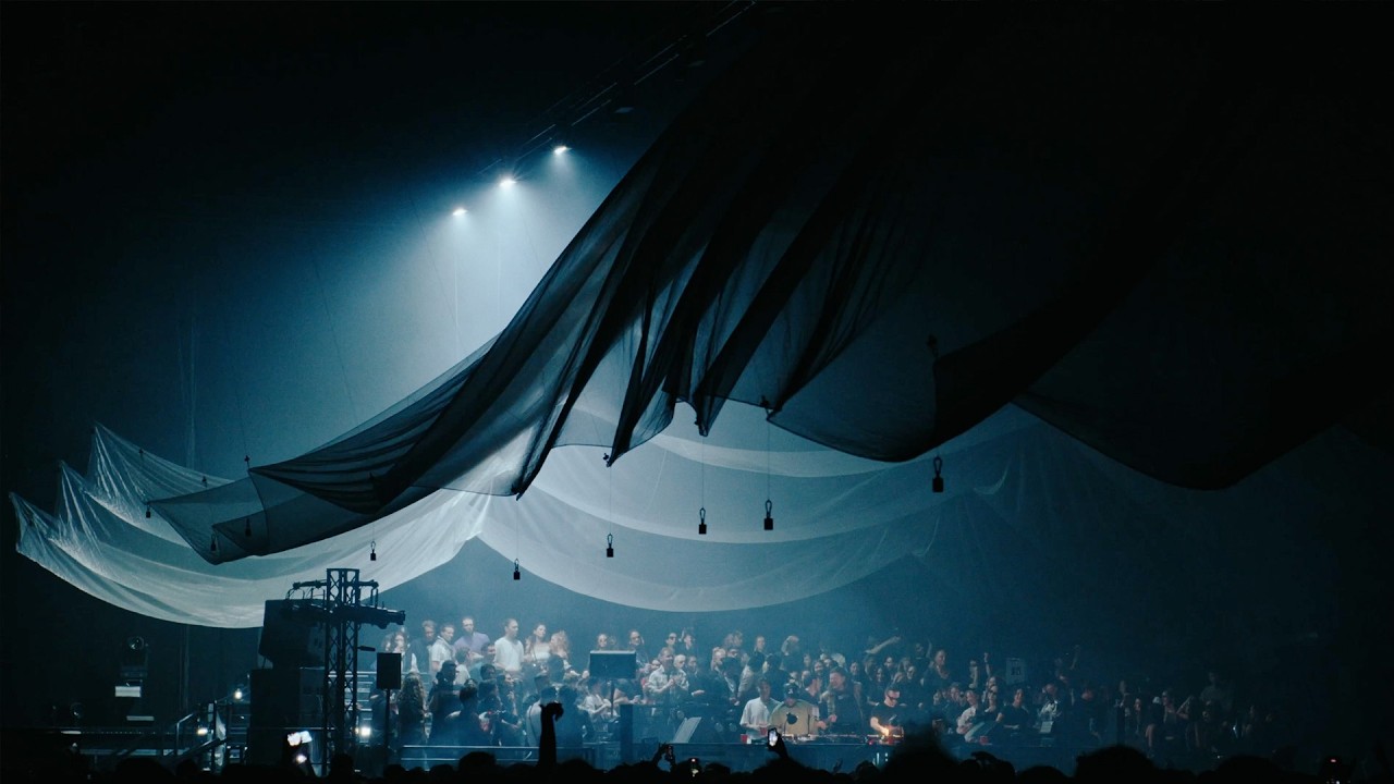 Boris Acket creates large kinetic "breathing roof" for DJ Fred again..'s tour